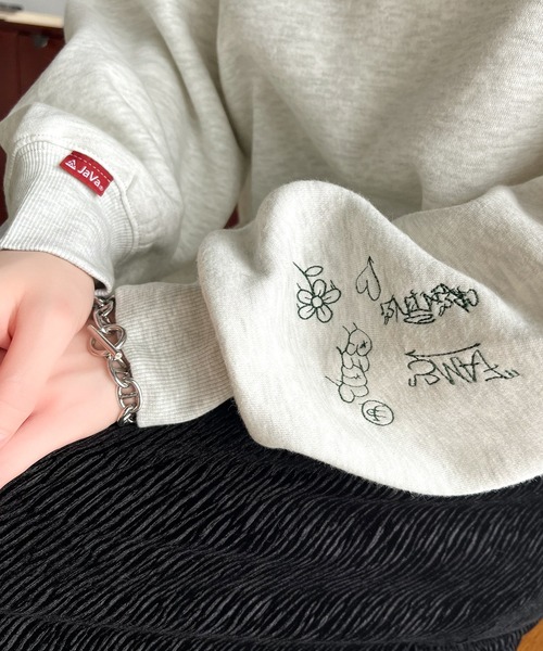 Java（ジャバ）の「《Javaジャバコラボ》トレンド感抜群！カレッジロゴ＆手書き風刺繍裏起毛スウェット（スウェット・レディース・ブラック/オートミール/オフホワイト・X-LARGE/SMALL/MEDIUM/LARGE）」の16枚目の写真