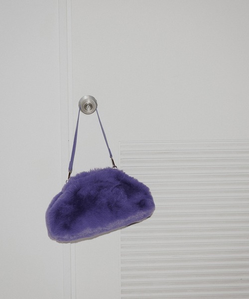 ADAM ET ROPE'（アダムエロペ）の「【サステナブル】2WAYファークラッチショルダーバッグ（ショルダーバッグ・レディース・ダークパープル/ベージュ・FREE）」の2枚目の写真