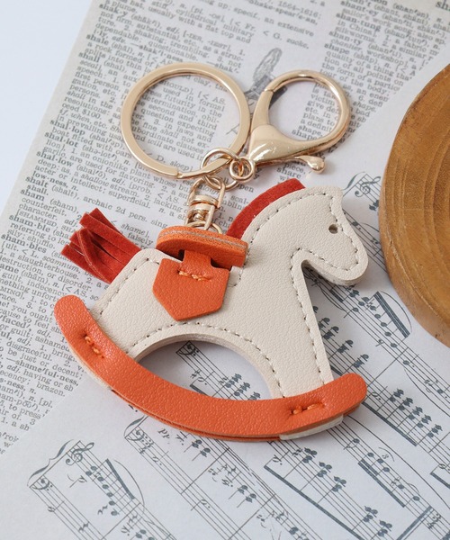 FUNALIVE(ファンアライブ)の「アニマル&フルーツモチーフBAGチャーム(チャーム・レディース・アイボリー/ブラウン系/グレイッシュベージュ/グレー系その他/レッド系/ブラック/ブルー/アイボリー系/イエロー系2/イエロー系4/ブラウン/ピンク/ライトグリーン/レッド/ピンク系/イエロー系3/ホワイト/オレンジ/イエロー/ネイビー/イエロー系1/ブルー系/ピンク系1/ゴールド・F)」の1枚目の写真