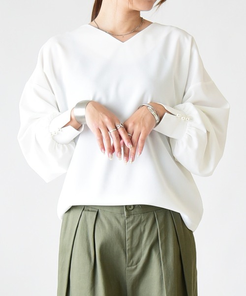and it_(アンドイット)の「梨地袖口パールボタンプルオーバー(Tシャツ/カットソー・レディース・グレイッシュブルー/グレイッシュベージュ/ブラック/オフホワイト・M/L)」の2枚目の写真