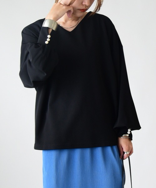 and it_(アンドイット)の「梨地袖口パールボタンプルオーバー(Tシャツ/カットソー・レディース・グレイッシュブルー/グレイッシュベージュ/ブラック/オフホワイト・M/L)」の1枚目の写真