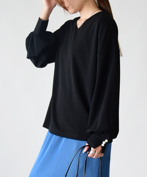 and it_(アンドイット)の「梨地袖口パールボタンプルオーバー(Tシャツ/カットソー・レディース・グレイッシュブルー/グレイッシュベージュ/ブラック/オフホワイト・M/L)」の7枚目の写真