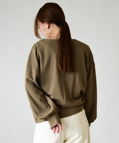 and it_(アンドイット)の「梨地袖口パールボタンプルオーバー(Tシャツ/カットソー・レディース・グレイッシュブルー/グレイッシュベージュ/ブラック/オフホワイト・M/L)」の9枚目の写真