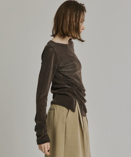 PUBLIC TOKYO（パブリックトウキョウ）の「シャーリングベロアチュールスリットトップス（Tシャツ/カットソー・レディース・イエロー/サックスブルー/ブラック/チャコールグレー/マスタード・FREE）」の12枚目の写真