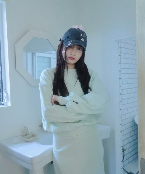 Smyeon(スミョン)の「Crewneck embroidery sweatshirt /クルーネック袖刺繍スウェット(スウェット・レディース・ホワイト/ライトグリーン/グレー・FREE)」の3枚目の写真