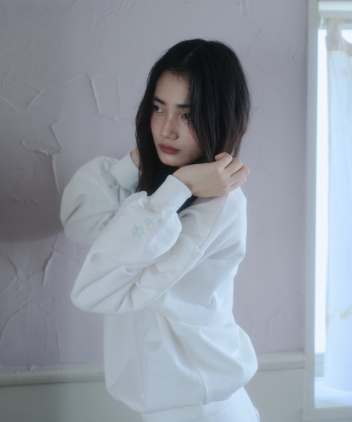 Smyeon(スミョン)の「Crewneck embroidery sweatshirt /クルーネック袖刺繍スウェット(スウェット・レディース・ホワイト/ライトグリーン/グレー・FREE)」の5枚目の写真