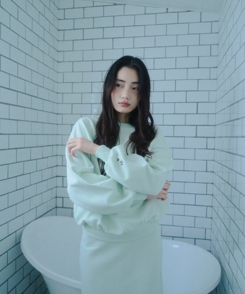 Smyeon(スミョン)の「Crewneck embroidery sweatshirt /クルーネック袖刺繍スウェット(スウェット・レディース・ホワイト/ライトグリーン/グレー・FREE)」の12枚目の写真
