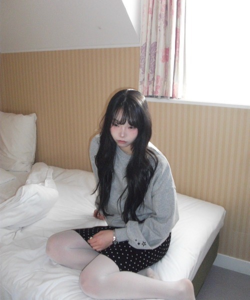 Smyeon(スミョン)の「Crewneck embroidery sweatshirt /クルーネック袖刺繍スウェット(スウェット・レディース・ホワイト/ライトグリーン/グレー・FREE)」の22枚目の写真