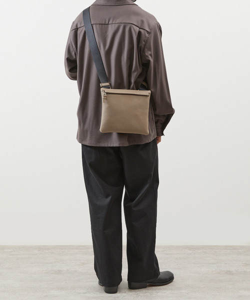 And A(アンドエー)の「ITTI イッチ / CELLIE SACOCHE - PM DIPLO SKY セリィサコッシュ 牛革ショルダーバッグ / ITTI-BAG-147-DS(ショルダーバッグ・メンズ・グレイッシュベージュ/ブラック・FREE)」の6枚目の写真