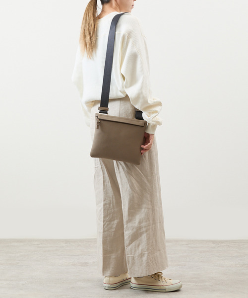 And A(アンドエー)の「ITTI イッチ / CELLIE SACOCHE - PM DIPLO SKY セリィサコッシュ 牛革ショルダーバッグ / ITTI-BAG-147-DS(ショルダーバッグ・メンズ・グレイッシュベージュ/ブラック・FREE)」の8枚目の写真
