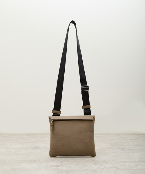 And A(アンドエー)の「ITTI イッチ / CELLIE SACOCHE - PM DIPLO SKY セリィサコッシュ 牛革ショルダーバッグ / ITTI-BAG-147-DS(ショルダーバッグ・メンズ・グレイッシュベージュ/ブラック・FREE)」の18枚目の写真