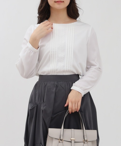 TRUDEA(トルディア)の「センターレースピンタックブラウス(シャツ/ブラウス・レディース・ホワイト/ベージュ・MEDIUM/LARGE)」の2枚目の写真