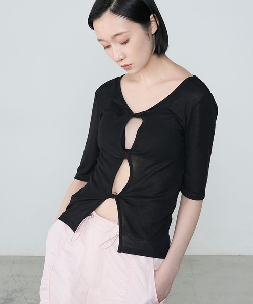 le ELMi(ルエルミ)の「Front twist compact half sleeve tops / フロントツイスト コンパクト ハーフスリーブ トップス(Tシャツ/カットソー・レディース・ブラウン/グレー/ブラック・FREE)」の1枚目の写真
