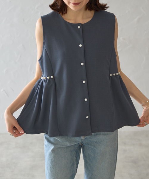 each（イーチ）の「パールボタンペプラムノースリベスト（ベスト・レディース・グレイッシュブルー/オフホワイト/ブラック・FREE）」の3枚目の写真