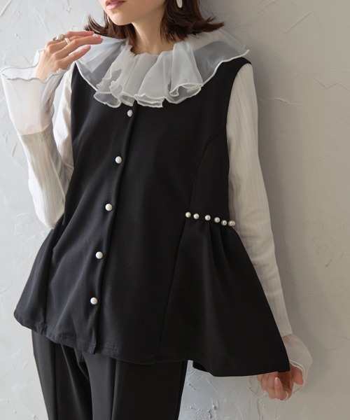 each（イーチ）の「パールボタンペプラムノースリベスト（ベスト・レディース・グレイッシュブルー/オフホワイト/ブラック・FREE）」の2枚目の写真