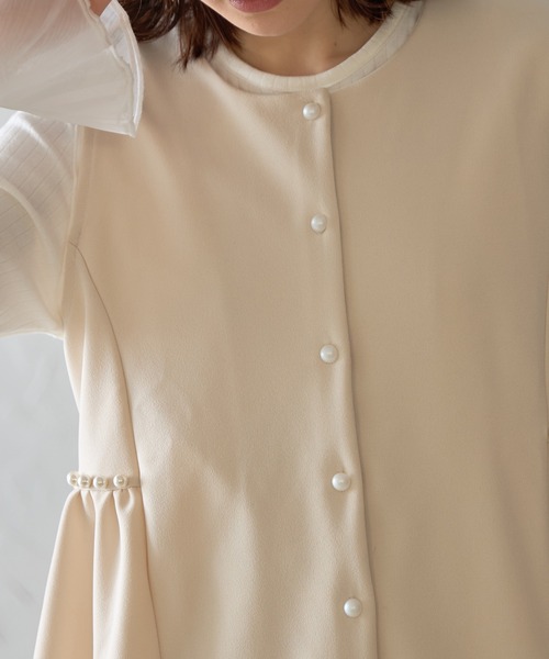 each（イーチ）の「パールボタンペプラムノースリベスト（ベスト・レディース・グレイッシュブルー/オフホワイト/ブラック・FREE）」の4枚目の写真