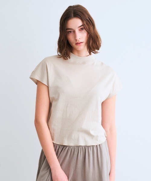 three dots(スリードッツ)の「ダブルガーゼ モックネックTシャツ(Tシャツ/カットソー・レディース・ブラック系その他/グレー系その他/ベージュ・MEDIUM/SMALL)」の3枚目の写真