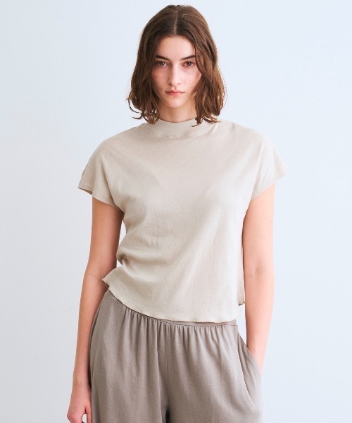 three dots(スリードッツ)の「ダブルガーゼ モックネックTシャツ(Tシャツ/カットソー・レディース・ブラック系その他/グレー系その他/ベージュ・MEDIUM/SMALL)」の5枚目の写真