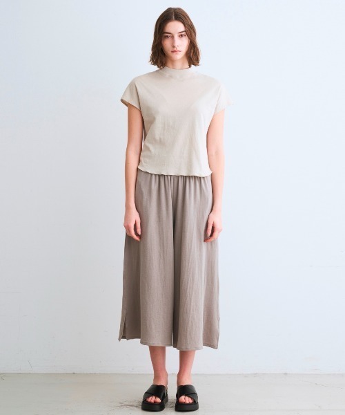 three dots(スリードッツ)の「ダブルガーゼ モックネックTシャツ(Tシャツ/カットソー・レディース・ブラック系その他/グレー系その他/ベージュ・MEDIUM/SMALL)」の10枚目の写真
