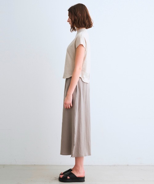 three dots(スリードッツ)の「ダブルガーゼ モックネックTシャツ(Tシャツ/カットソー・レディース・ブラック系その他/グレー系その他/ベージュ・MEDIUM/SMALL)」の11枚目の写真