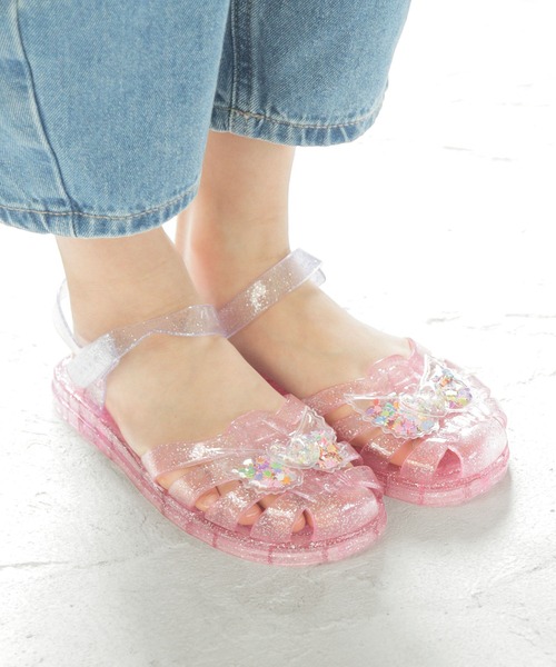 SOROTTO（ソロット）の「マジックテープ 蝶モチーフのラメ入りジェリーサンダル（サンダル・キッズ・ホワイト/ピンク/パープル・31(19-19.5㎝)/32(20-20.5㎝)/33(20.5-21㎝)/34(21-21.5㎝)/29(18-18.5㎝)/30(18.5-19㎝)/35(22cm)）」の3枚目の写真