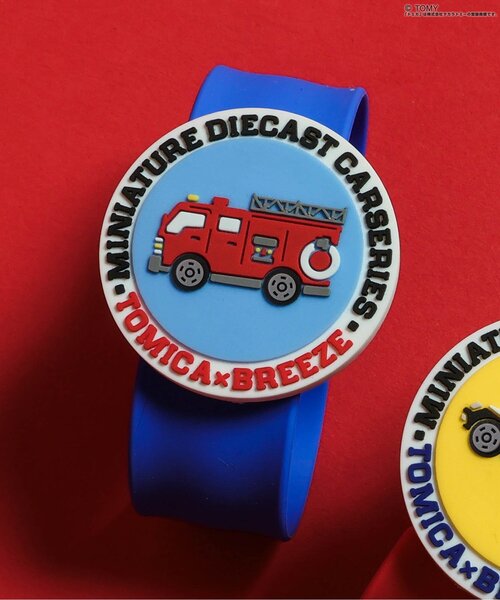BREEZE(ブリーズ)の「TOMICA×BREEZE クルっと虫よけバンド(アウトドアグッズ・キッズ・レッド/ブルー・FREE)」の1枚目の写真