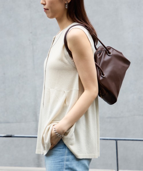 TRIANGLE PALETTE（トライアングルパレット）の「ペプラム ラメニット ベスト/ジレ（ベスト・レディース・ブラック/ライトブルー/グレイッシュベージュ・FREE）」の5枚目の写真