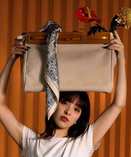 MAISON SELECT(メゾンセレクト)の「【DROP入荷禁止】5A1 大判 ヘッドスカーフ(バンダナ/スカーフ・レディース・ブラック系1/ブラック系3/ベージュ系2/ブルー系3/オレンジ系1/ブルー系1/ブラック系5/ホワイト系1/ホワイト系2/ブラウン系1/ブルー系2/ブラック系2/ブラック系4/アイボリー系/ベージュ系1・ONESIZE)」の16枚目の写真