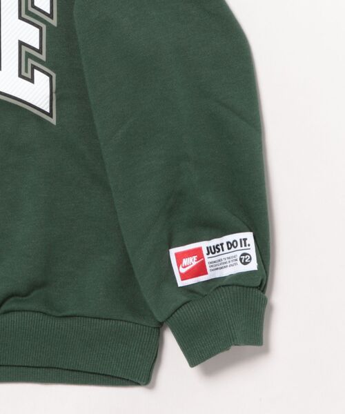 NIKE（ナイキ）の「【NIKE】NKB B NSW P.E. GFX CREW / ナイキ クルーネック ロゴ スウェット キッズ用（スウェット・キッズ・グリーン/グレー・105cm/110cm/115cm/120cm）」の4枚目の写真
