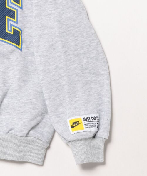 NIKE（ナイキ）の「【NIKE】NKB B NSW P.E. GFX CREW / ナイキ クルーネック ロゴ スウェット キッズ用（スウェット・キッズ・グリーン/グレー・105cm/110cm/115cm/120cm）」の5枚目の写真