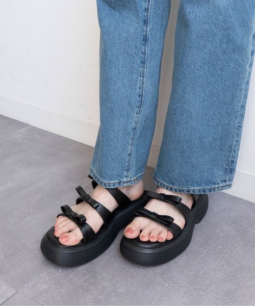 Fabby fabby(ファビィーファビィー)の「ミニリボンサンダル(サンダル・レディース・ブラック/シルバー・MEDIUM/LARGE)」の2枚目の写真
