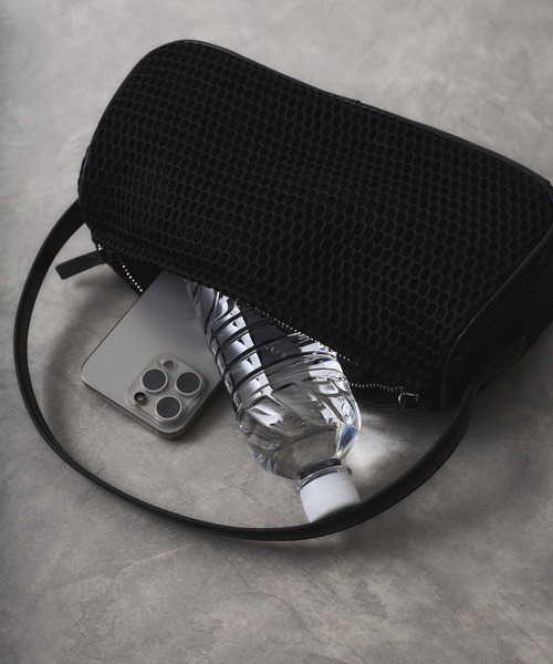 ADAM ET ROPE'(アダムエロペ)の「メッシュワンハンドルミニバッグ(ハンドバッグ・レディース・ブラック/レッド・FREE)」の4枚目の写真