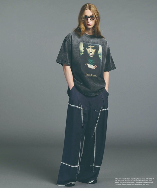 MAISON SPECIAL(メゾンスペシャル)の「《UNISEX》【MOVIE SERIES】「THE LORD OF THE RINGS」Prime-Over Crew Neck T-Shirt/「ロード・オブ・ザ・リング」プライムオーバークルーネックTシャツ【MAISON SPECIAL/メゾンスペシャル】(Tシャツ/カットソー・メンズ・ブラック/ダークブラック・1/2)」の4枚目の写真