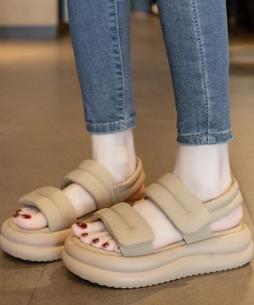 Ritzy（リッツィー）の「厚底 2本ベルト ボリュームサンダル（サンダル・レディース・ブラック/ベージュ/ホワイト・24/25/22.5/24.5/23.5/23）」の3枚目の写真