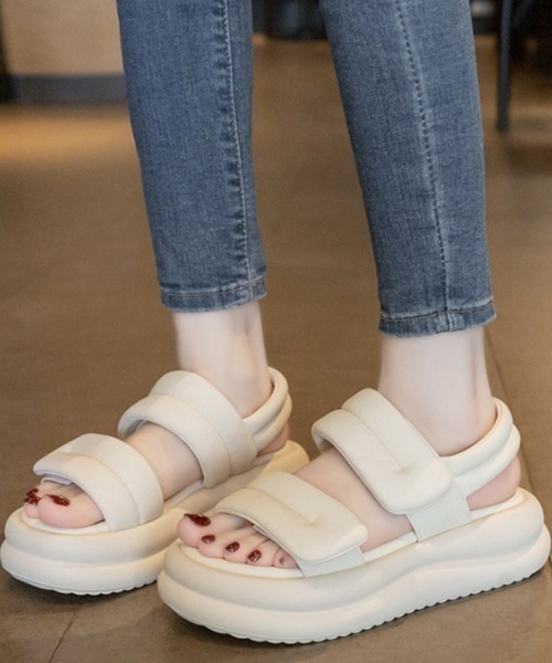 Ritzy（リッツィー）の「厚底 2本ベルト ボリュームサンダル（サンダル・レディース・ブラック/ベージュ/ホワイト・24/25/22.5/24.5/23.5/23）」の2枚目の写真