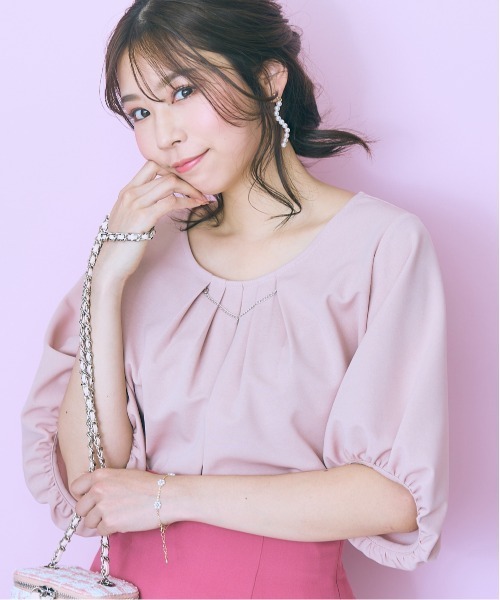 marun（マルン）の「＜大きいサイズ＞ハートアクセ付フロントタックブラウス　marun（シャツ/ブラウス・レディース・ネイビー/ピンクベージュ・L/LL/3L/4L/5L）」の2枚目の写真