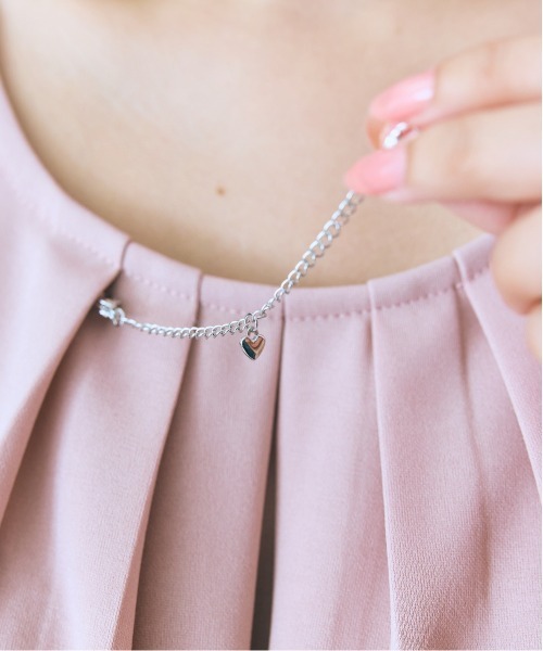 marun（マルン）の「＜大きいサイズ＞ハートアクセ付フロントタックブラウス　marun（シャツ/ブラウス・レディース・ネイビー/ピンクベージュ・L/LL/3L/4L/5L）」の16枚目の写真