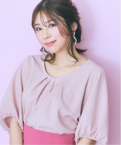 marun（マルン）の「＜大きいサイズ＞ハートアクセ付フロントタックブラウス　marun（シャツ/ブラウス・レディース・ネイビー/ピンクベージュ・L/LL/3L/4L/5L）」の6枚目の写真