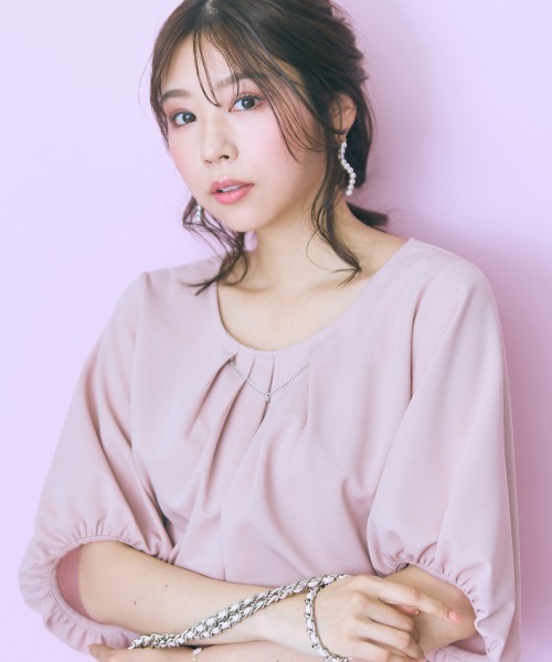 marun（マルン）の「＜大きいサイズ＞ハートアクセ付フロントタックブラウス　marun（シャツ/ブラウス・レディース・ネイビー/ピンクベージュ・L/LL/3L/4L/5L）」の3枚目の写真