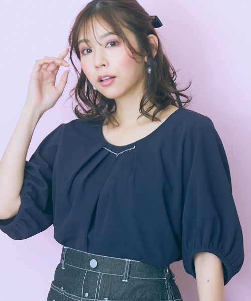 marun（マルン）の「＜大きいサイズ＞ハートアクセ付フロントタックブラウス　marun（シャツ/ブラウス・レディース・ネイビー/ピンクベージュ・L/LL/3L/4L/5L）」の9枚目の写真