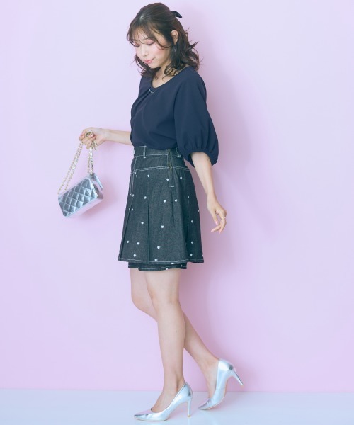 marun（マルン）の「＜大きいサイズ＞ハートアクセ付フロントタックブラウス　marun（シャツ/ブラウス・レディース・ネイビー/ピンクベージュ・L/LL/3L/4L/5L）」の10枚目の写真