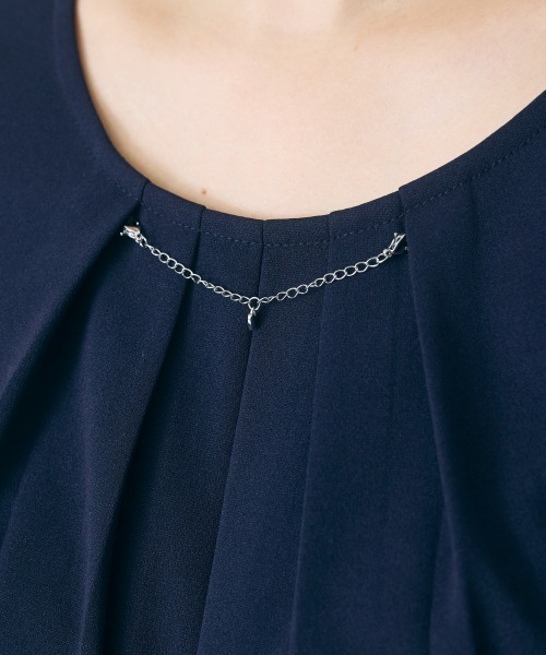 marun（マルン）の「＜大きいサイズ＞ハートアクセ付フロントタックブラウス　marun（シャツ/ブラウス・レディース・ネイビー/ピンクベージュ・L/LL/3L/4L/5L）」の19枚目の写真