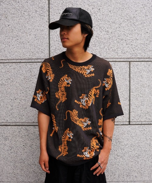 BEAVER（ビーバー）の「B omnivore/ビーオムニボー  RNトラ総柄WJQD クルーネックS/S（Tシャツ/カットソー・メンズ・ベージュ/チャコールグレー・M/L/XL）」の2枚目の写真