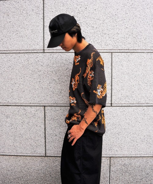 BEAVER（ビーバー）の「B omnivore/ビーオムニボー  RNトラ総柄WJQD クルーネックS/S（Tシャツ/カットソー・メンズ・ベージュ/チャコールグレー・M/L/XL）」の5枚目の写真