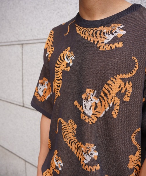 BEAVER（ビーバー）の「B omnivore/ビーオムニボー  RNトラ総柄WJQD クルーネックS/S（Tシャツ/カットソー・メンズ・ベージュ/チャコールグレー・M/L/XL）」の8枚目の写真