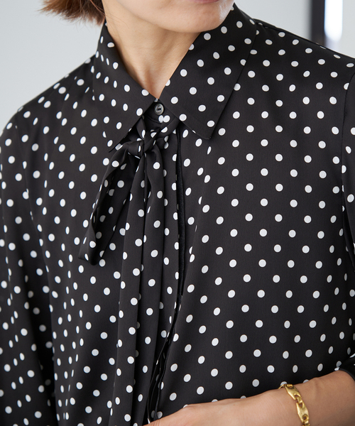 IENA(イエナ)の「《WEB限定/追加2》サテンドットタイ付ブラウス(シャツ/ブラウス・レディース・ブラック/ネイビー・FREE)」の21枚目の写真