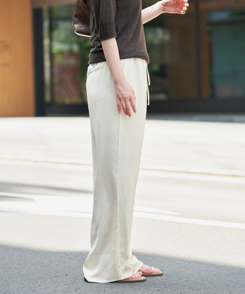 IENA（イエナ）の「サテンリラックスパンツ（その他パンツ・レディース・ネイビー/ブラウン/アイボリー・36/34/38）」の9枚目の写真