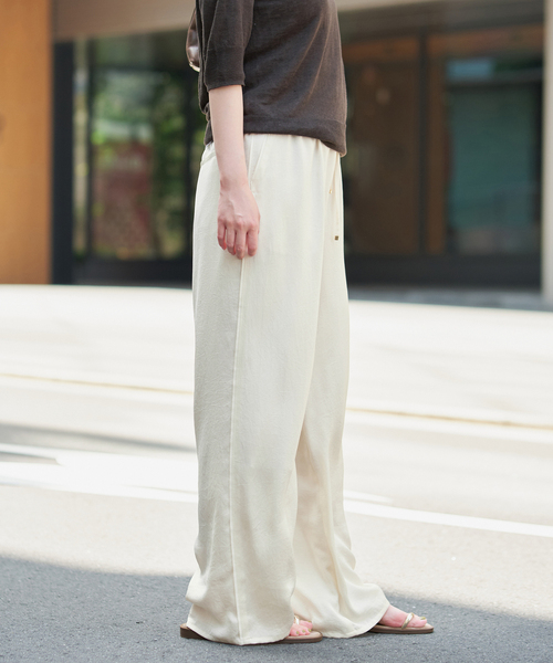IENA（イエナ）の「サテンリラックスパンツ（その他パンツ・レディース・ネイビー/ブラウン/アイボリー・36/34/38）」の10枚目の写真