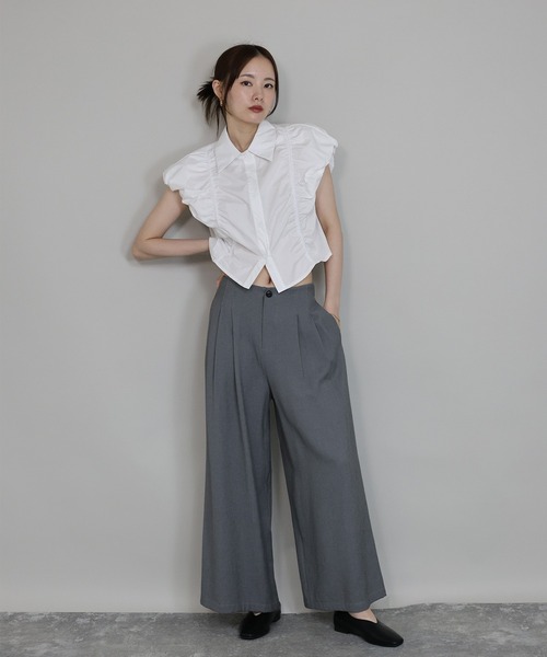 J by blue(ジェイバイブルー)の「バルーンショルダーギャザーシャツ(シャツ/ブラウス・レディース・ブラック/ベージュ/ホワイト・MEDIUM)」の9枚目の写真