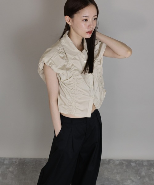 J by blue(ジェイバイブルー)の「バルーンショルダーギャザーシャツ(シャツ/ブラウス・レディース・ブラック/ベージュ/ホワイト・MEDIUM)」の12枚目の写真